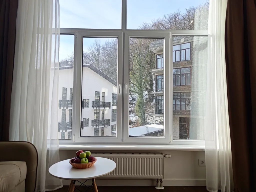 Студия с панорамным окном в окружении леса