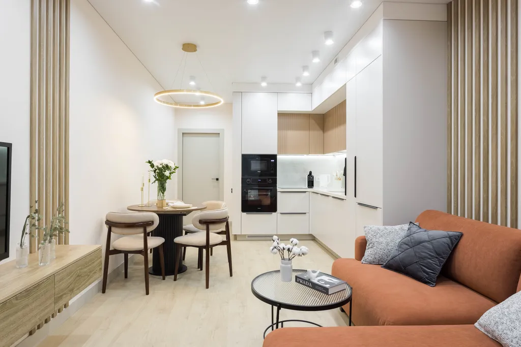 Современная трешка с видом на озеро и каминным залом