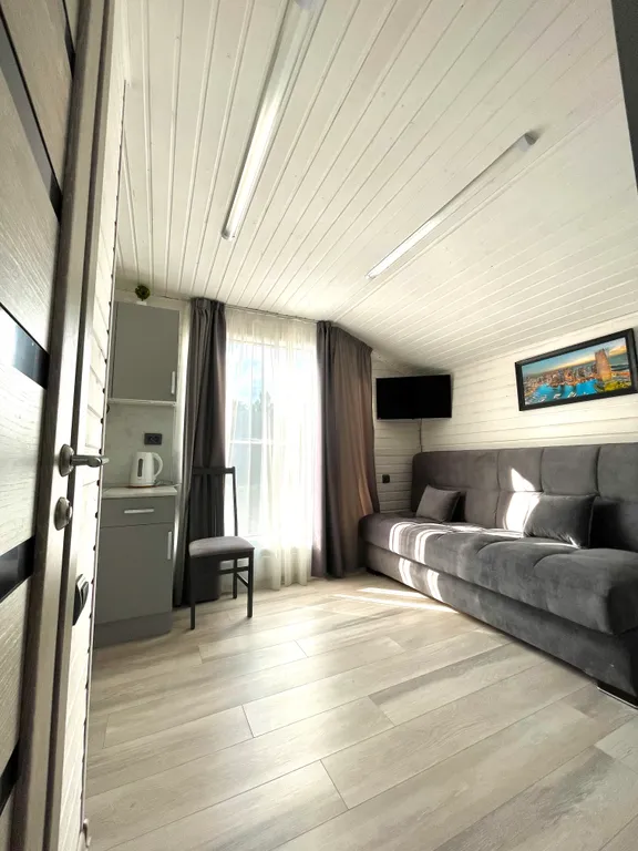 Номер с панорамными окнами и видом на озеро