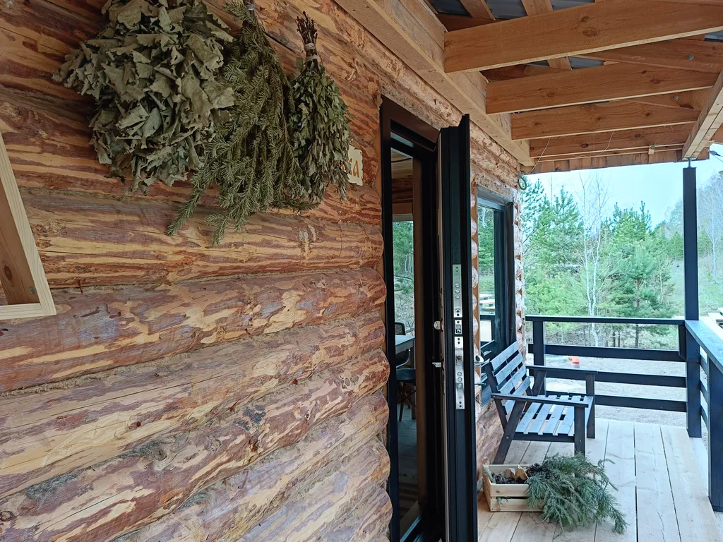 Темный домик на опушке леса