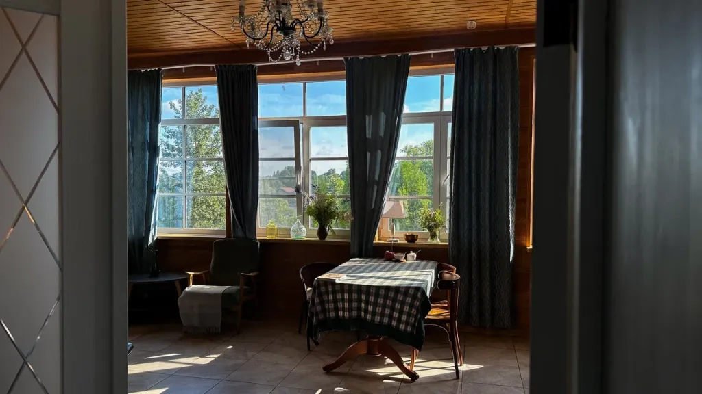 Усадебный дом с видом на реку, берег с мостками и рыбной ловлей