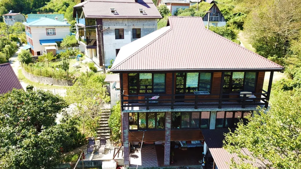 Дом в горах с видом на реку