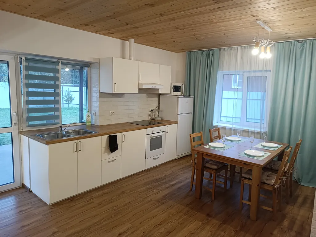 Дом в лесу у озера