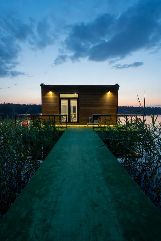 Дом на воде на озера Таир