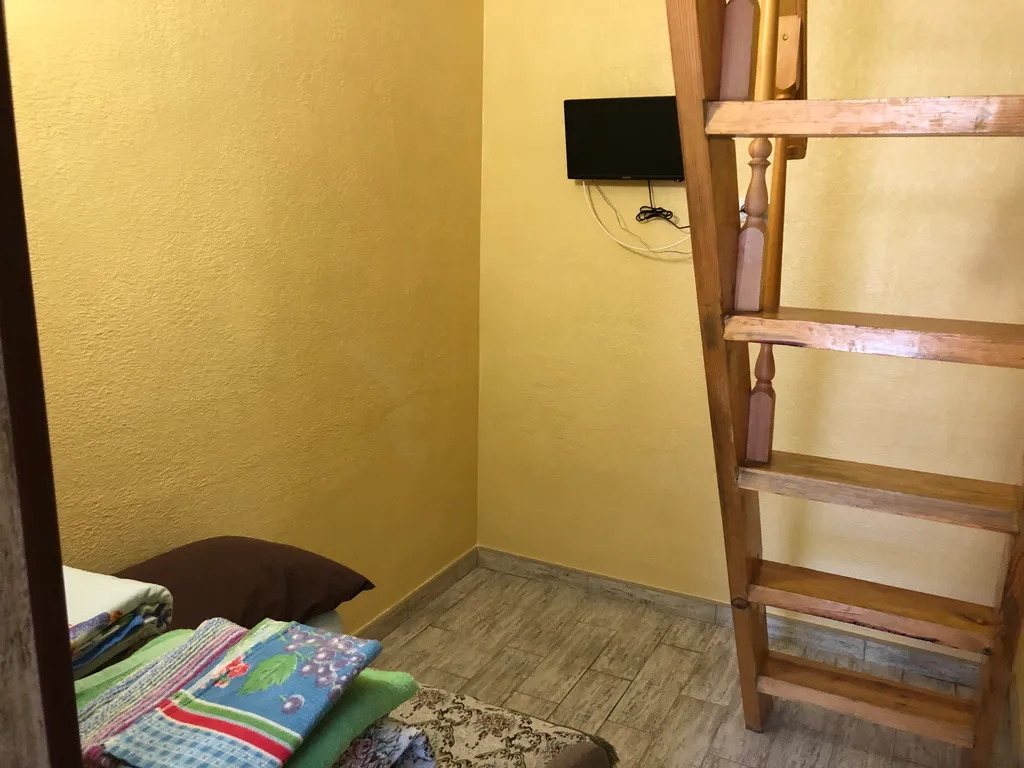 Маленький двухэтажный домик, возле моря