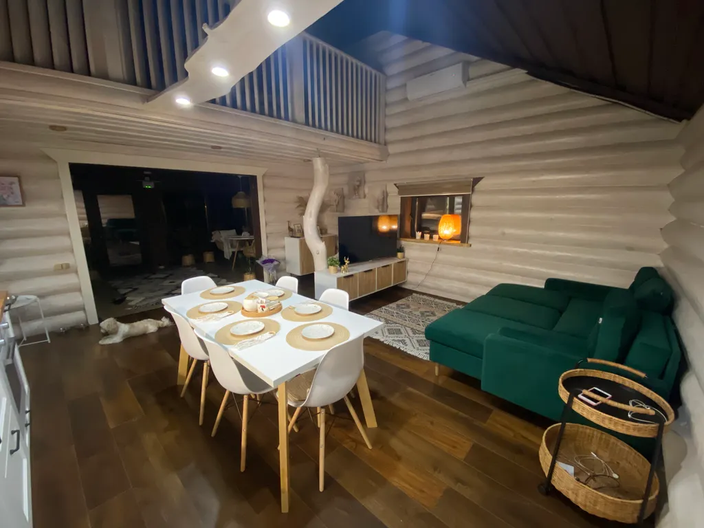 Сказочный дом в лесу