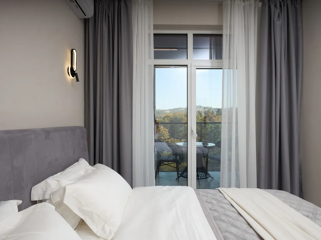 Современная, новая квартира с видом на горы