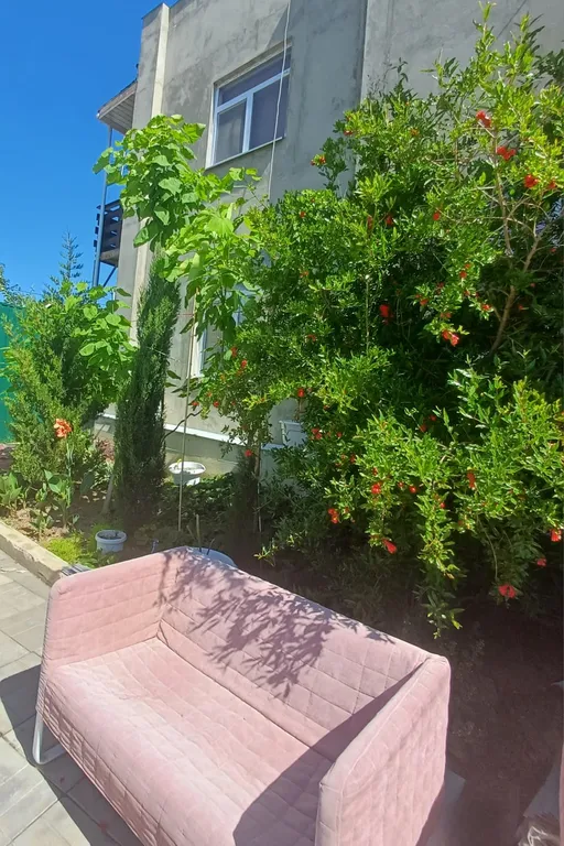 Трехместная уютная комната с балконом и видом на вулкан