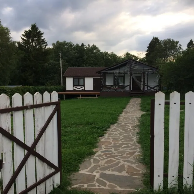 Красивый домик в лесу у реки