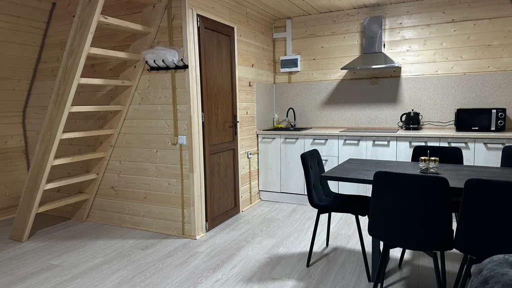 А-фрейм с видом на горы и лес