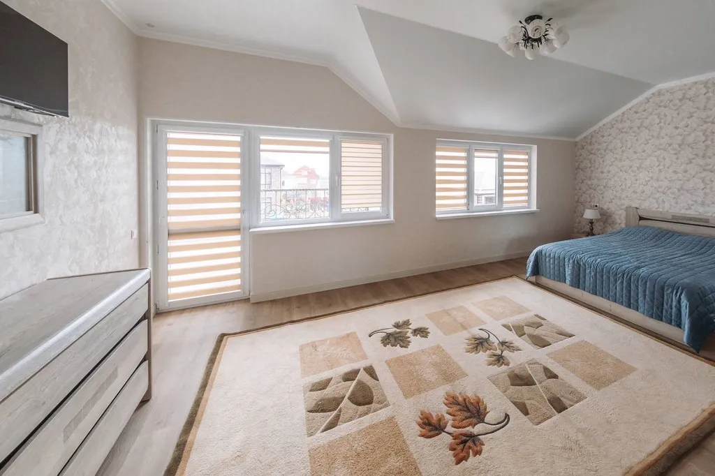 Дом с бассейном в тихом месте, недалеко от моря