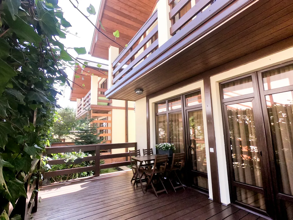 Двухэтажный дом с видом на горы