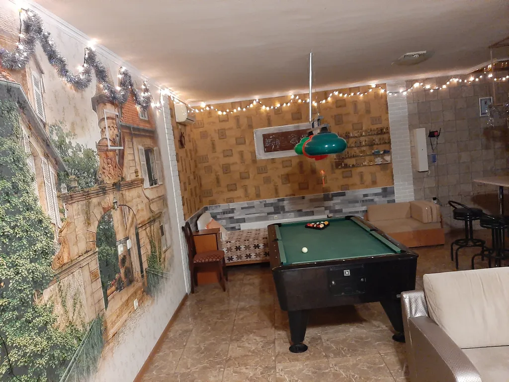 Дом с бассейном недалеко от моря