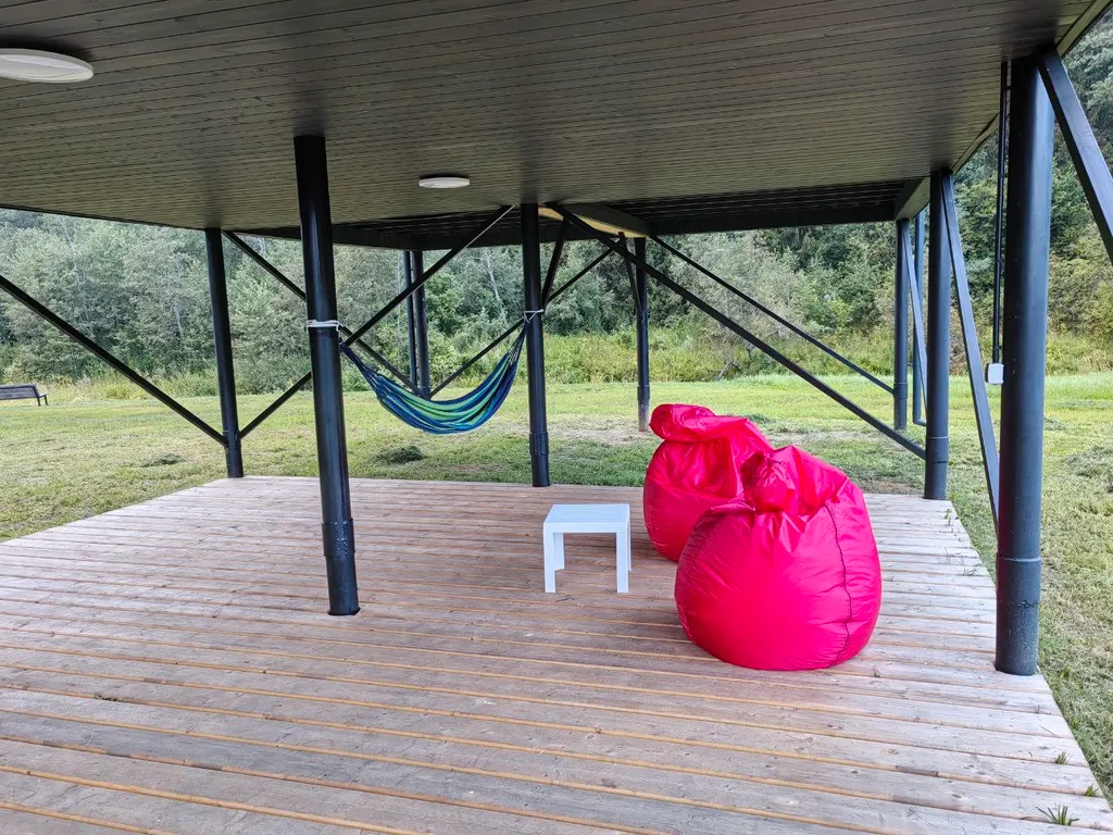 Дом в стиле a-frame с чаном на террасе