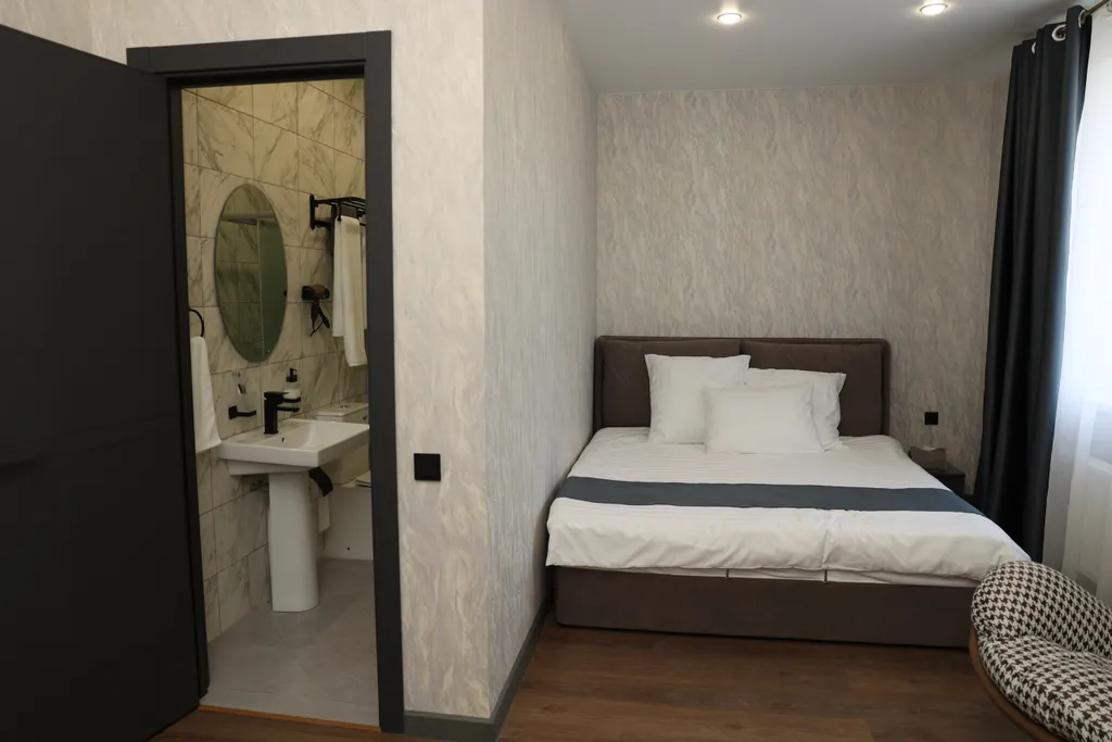 Четырехместный номер с 1 кроватью и диваном