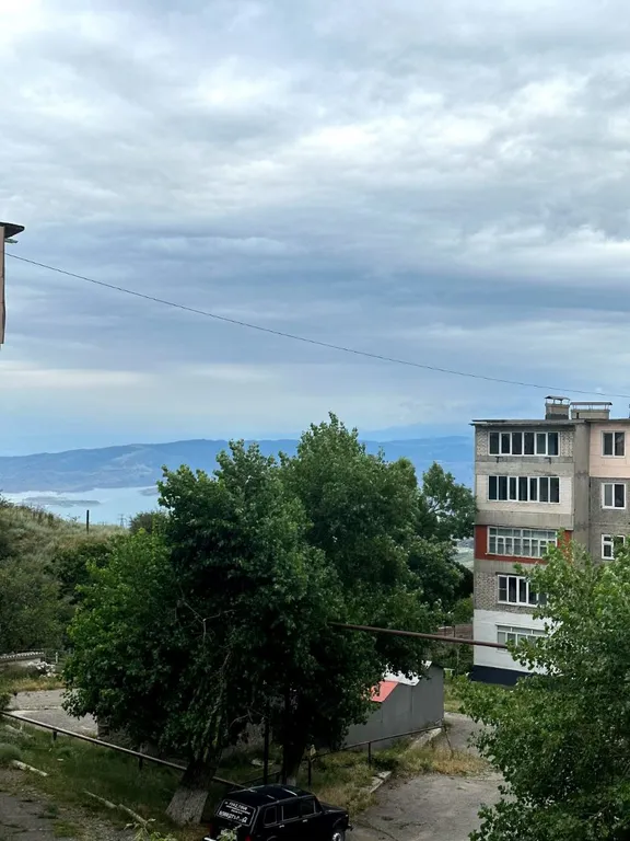 Квартира находится в центре посёлка Дубки