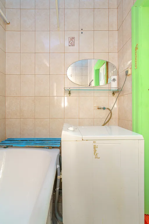 Просторная комната с персональным компьютером