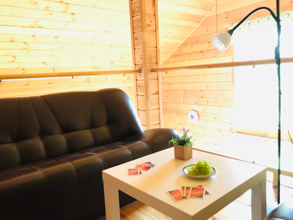 Уютный дом на берегу реки у водопада