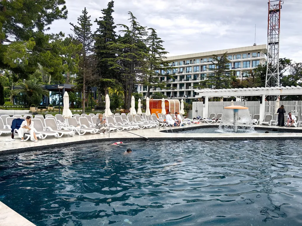 Дизайнерский апартамент с видом на бассейн