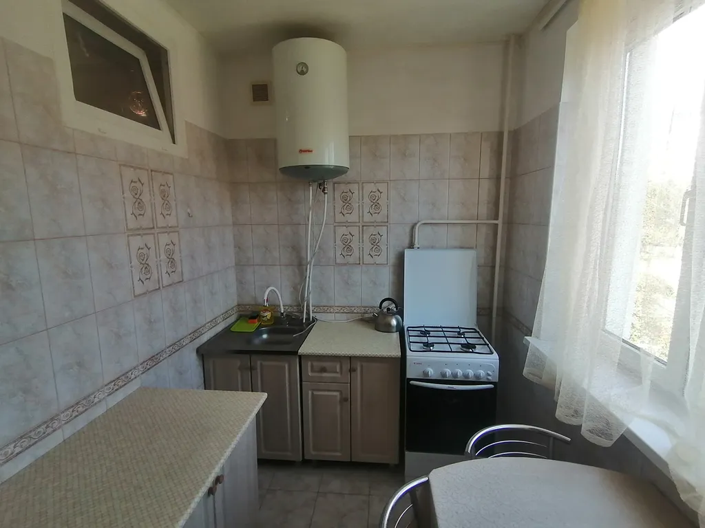 Двухкомнатная квартира с отдельными спальнями, балконом в центре