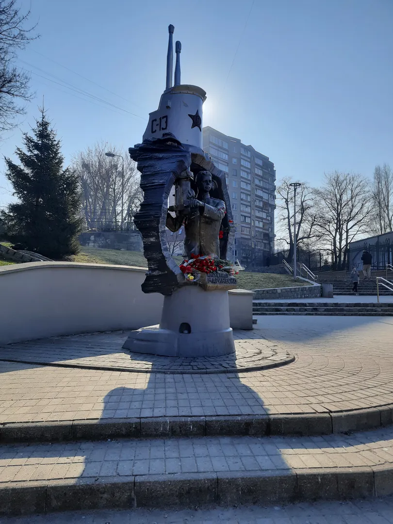 Памятник подводнику Александру Маринеско на Нижнем озере находится рядом с нашим домом.