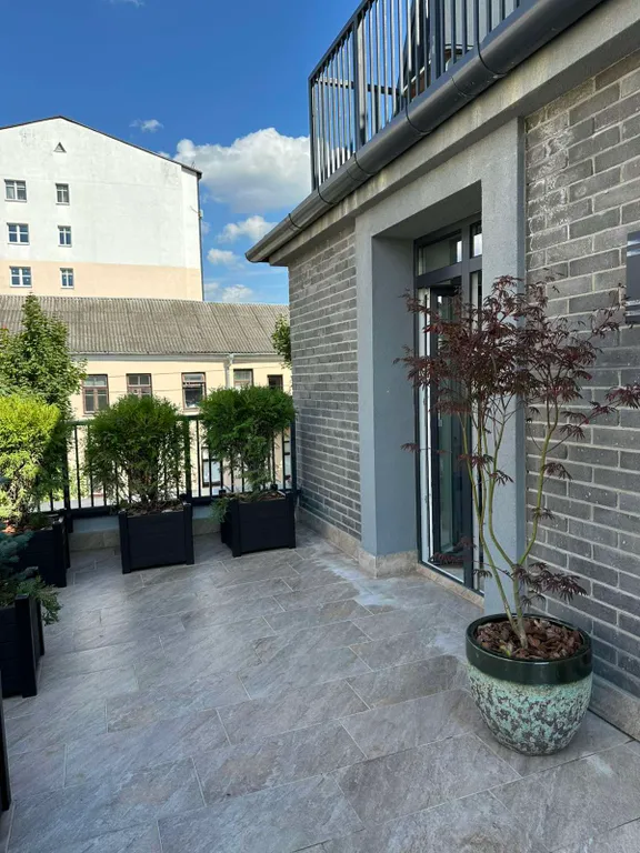 Эксклюзивная евродвушка с просторной террасой в самом сердце города