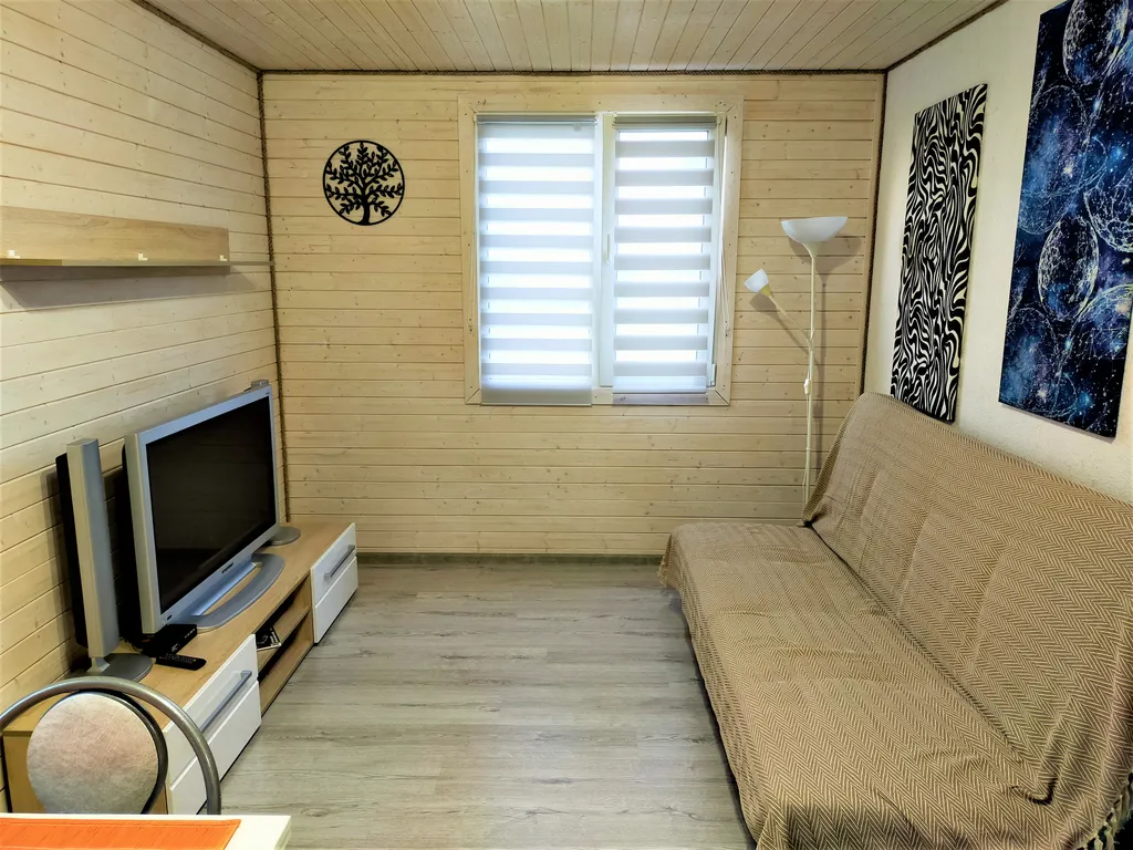 Небольшой уютный дом с асфальтированным подъездом