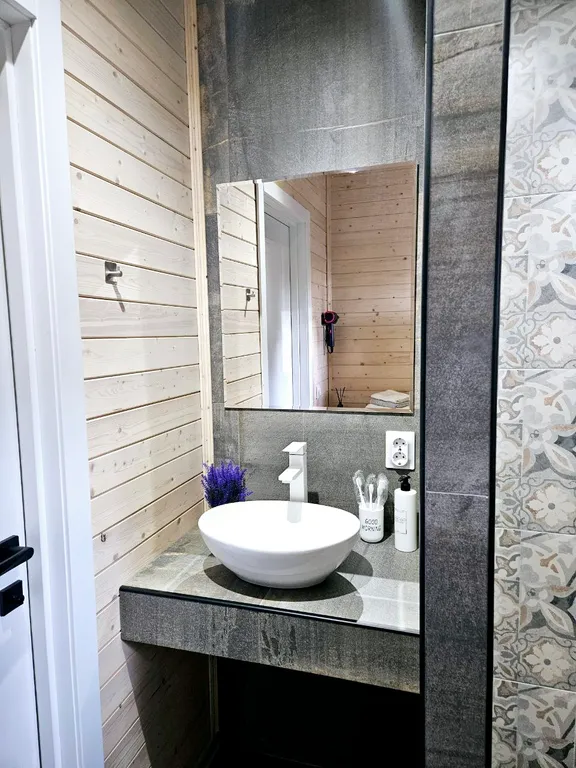 Дом с большой террасой, банным чаном и баней на дровах в окружении леса