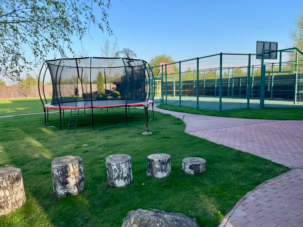 Атмосферный дом с баней, возле леса