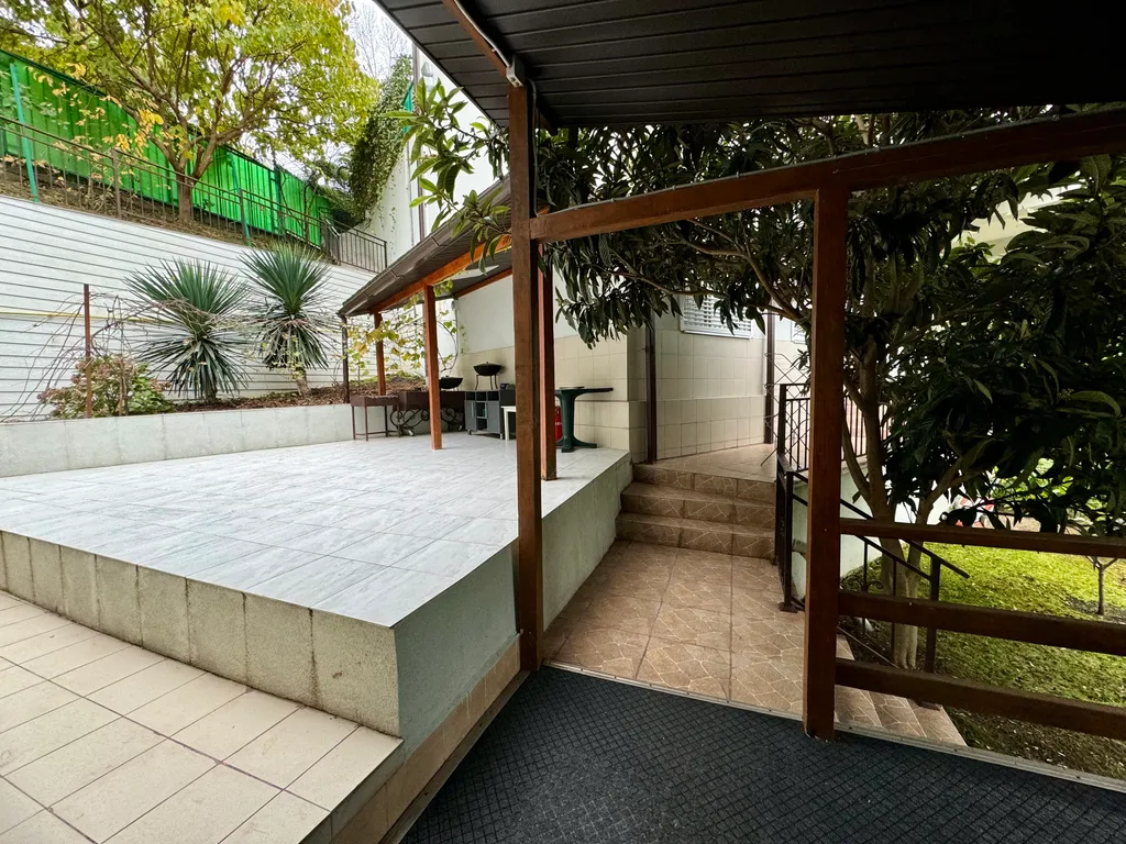 Дом с бассейном и баней у моря