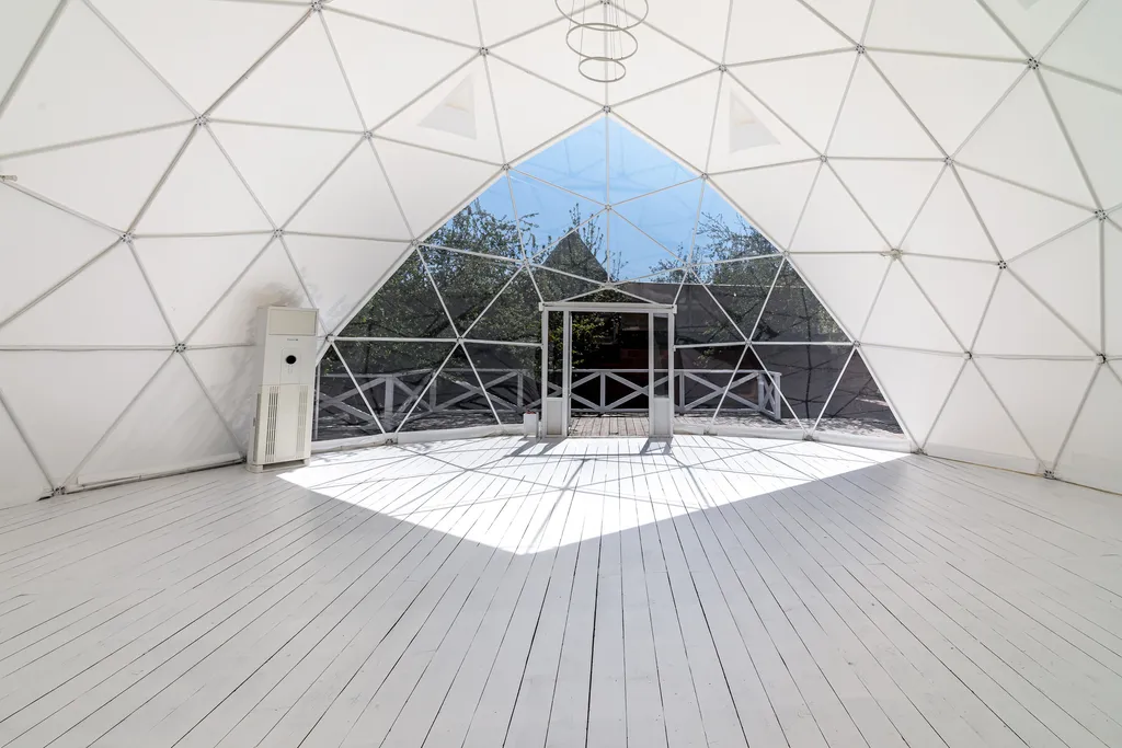 Замок на берегу каскада озер в Новой Москве