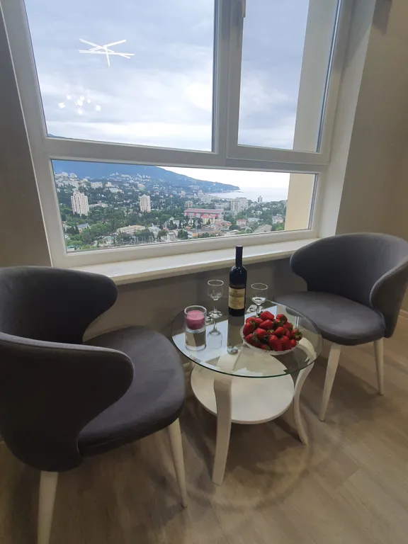 Современная студия в новом доме с видом на море