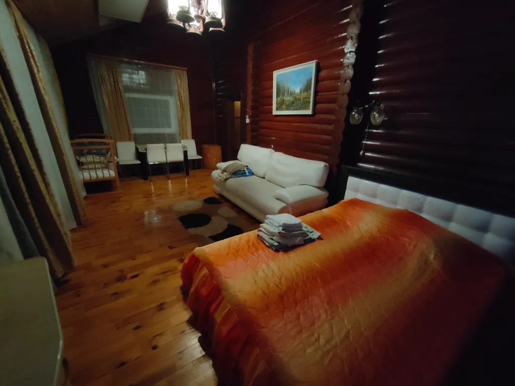 Деревянный коттедж с озером в горах