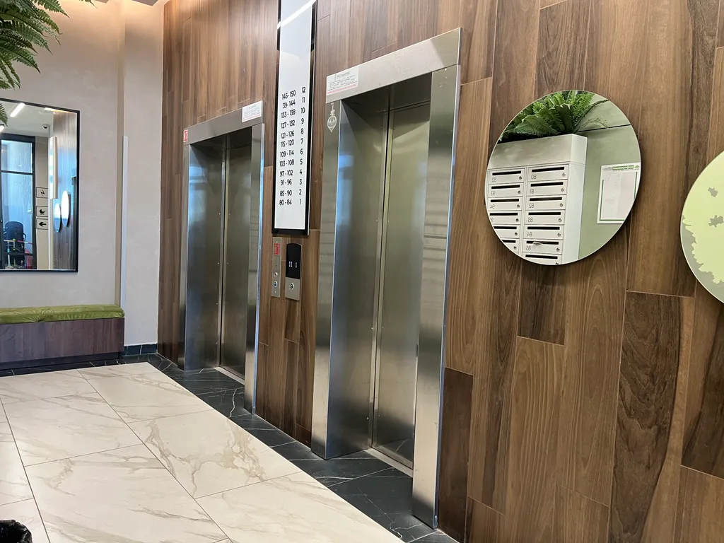 Просторная студия с лоджией и видом на город