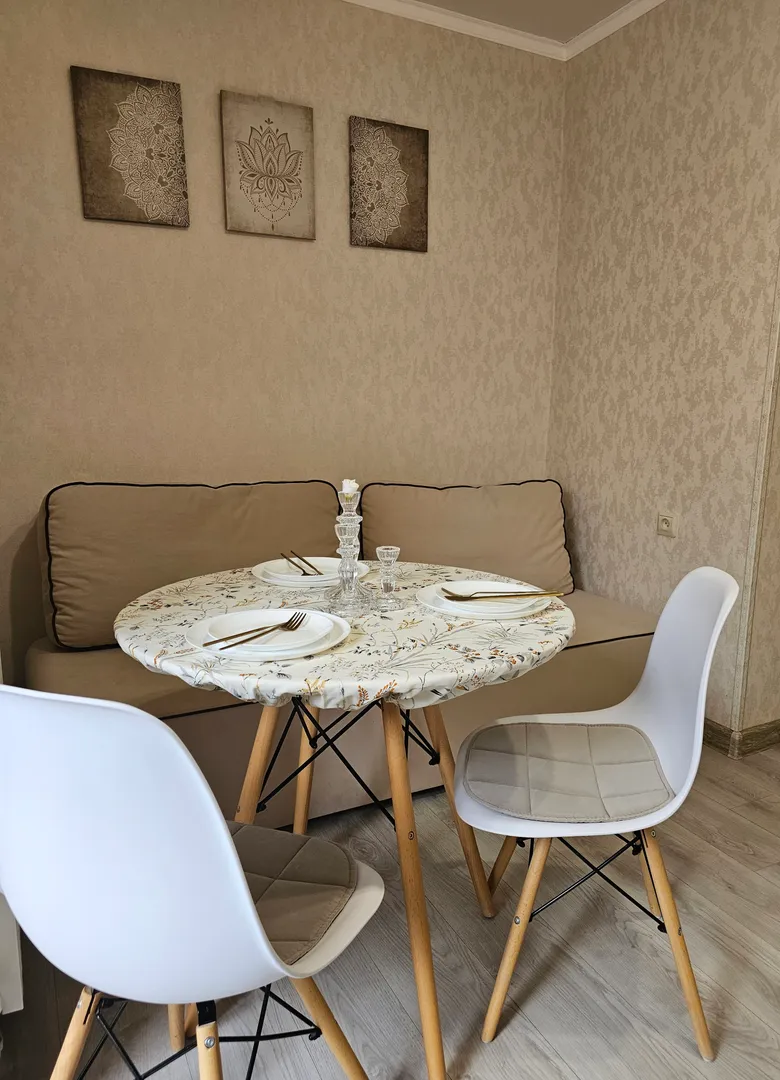 Диван, в разложенном виде, имеет спальное место размером 140×200