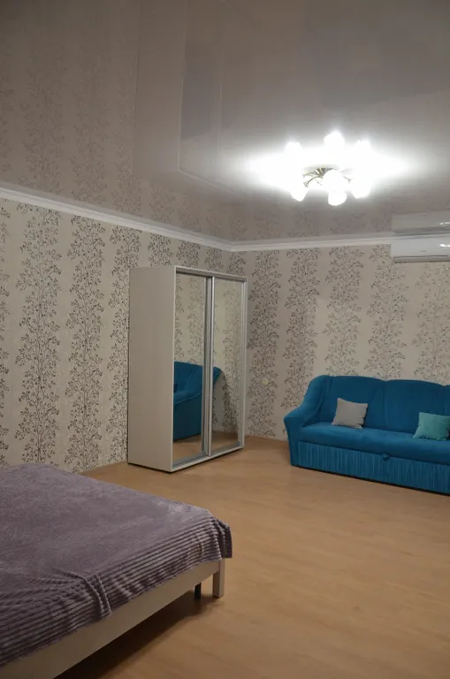 Пол дома с отдельным входом и двором