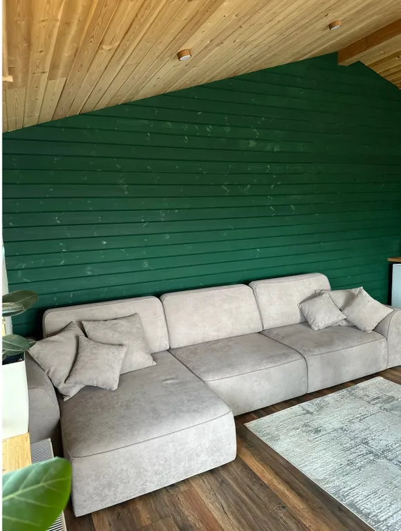 Дом-баня в красивом саду рядом с водоемом