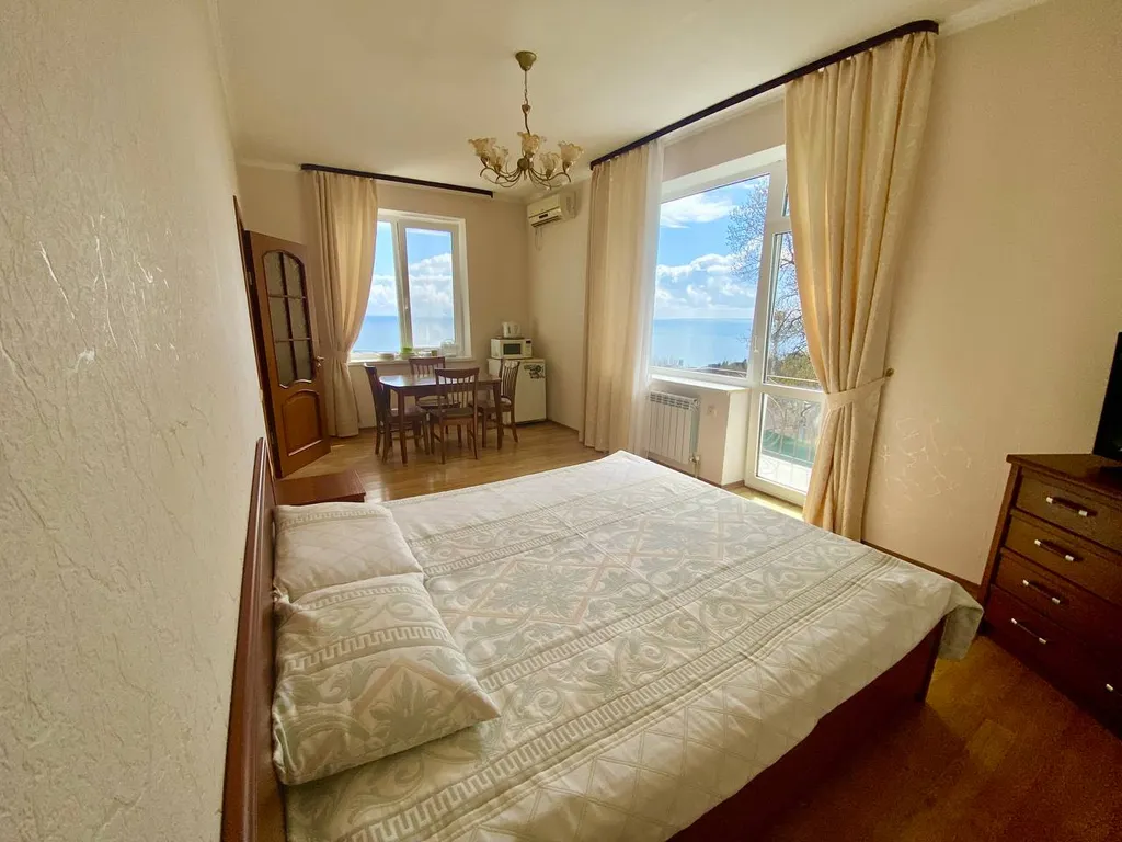 Комнаты с видом на море и горы