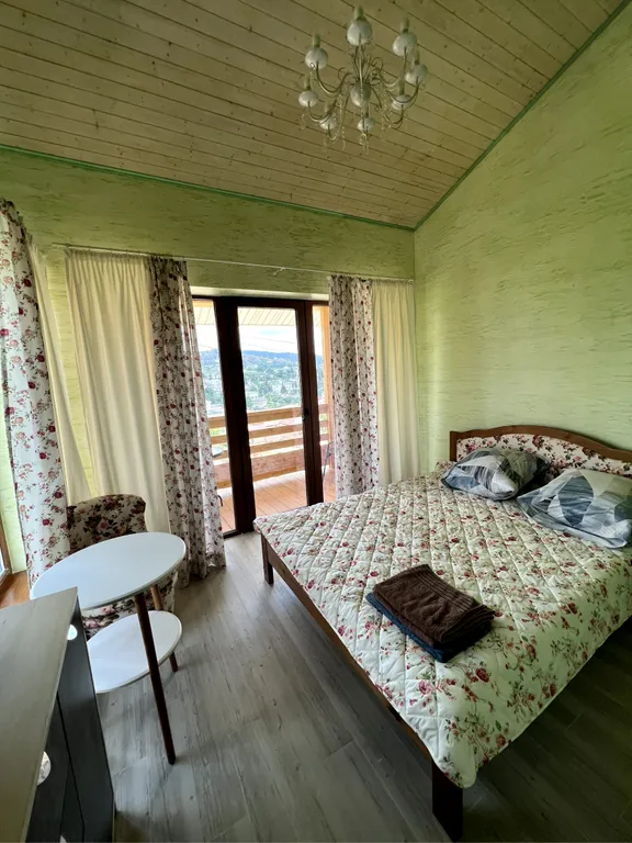 Дом с тремя апартаментами с видом на горы и море