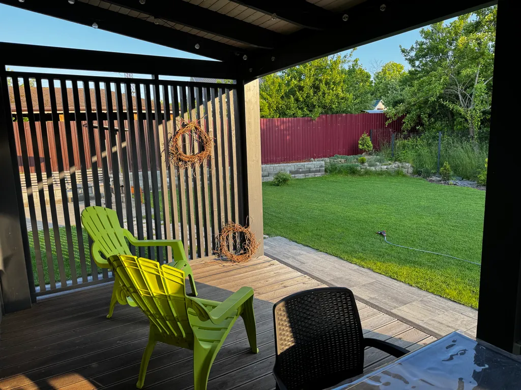 Дом на берегу озера и моря