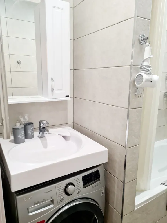 Уютная чистая и теплая студия с прекрасным видом из окна