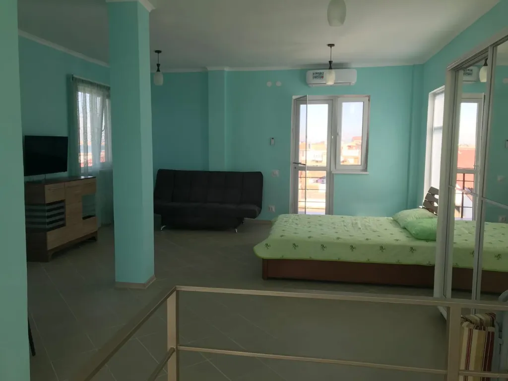 Уютная двухуровневая квартира на берегу озера Донузлав