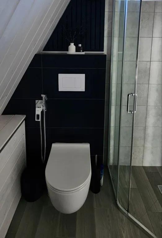 Уютный треугольный дом в 25 км от Минска с видом на лес.