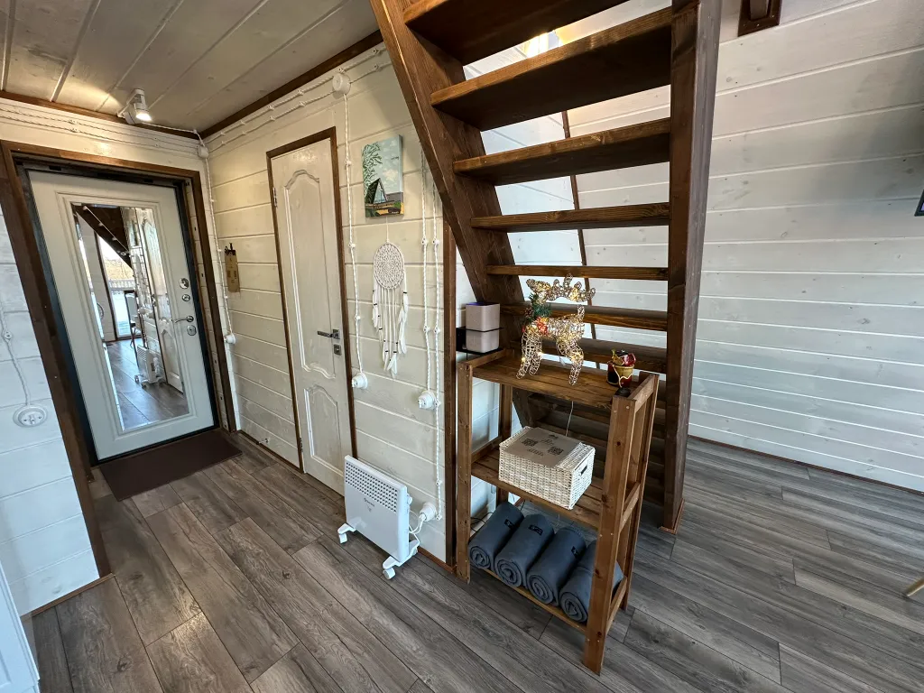 Дом в стиле A-frame на самом берегу реки