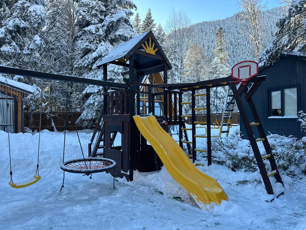 Шале 2 с видом на горы и лес