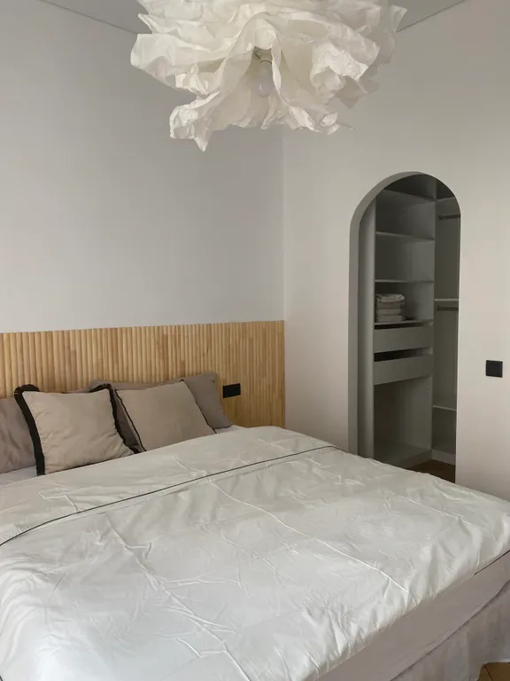 Стильная двухкомнатная квартира у моря