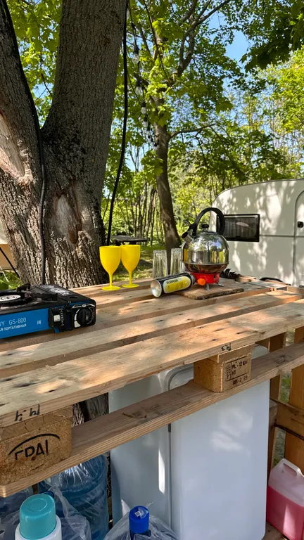 Большой шатёр в кемпинге вблизи озера