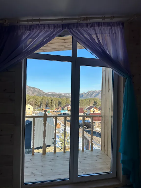 Двухэтажный дом с видом на горы