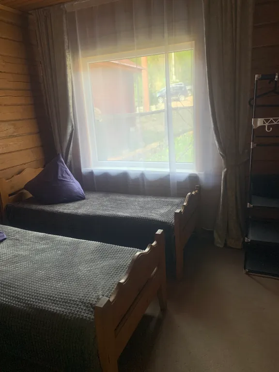 Уютный дом на берегу реки