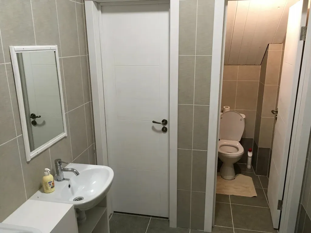 Семейный номер с санузлом на этаже